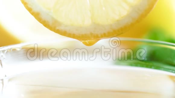 大4k视频果汁液滴脱落从frsh柠檬片在罐子里视频的预览图