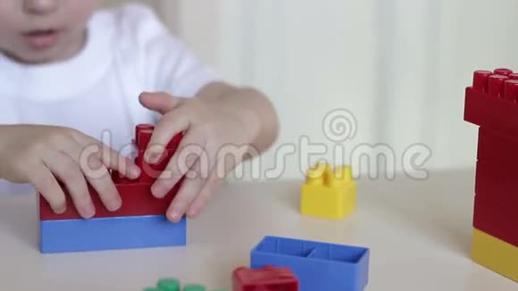 这个孩子手在桌子上用彩色积木玩出来视频的预览图