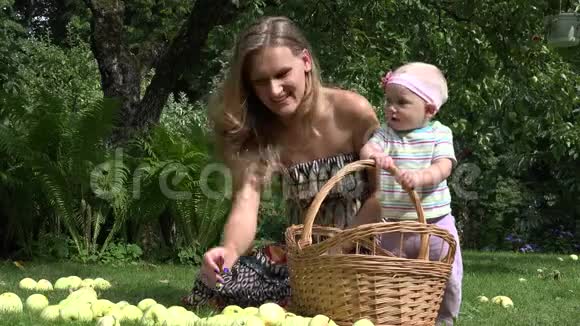 女人在公园里和宝贝女儿一起玩苹果4K视频的预览图