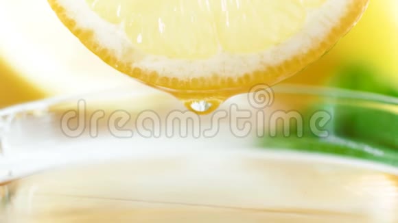 4k特写镜头新鲜果汁从柠檬片中缓缓流出视频的预览图