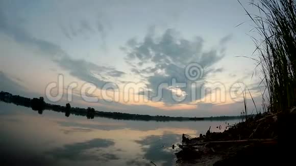 湖面日落时间流逝视频的预览图
