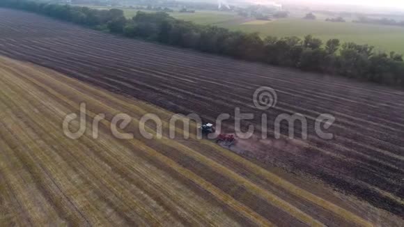 空中农民准备土地耕种农田视频的预览图