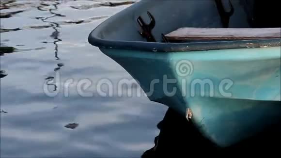 蓝色的小船在蓝色的水面上摇摆视频的预览图