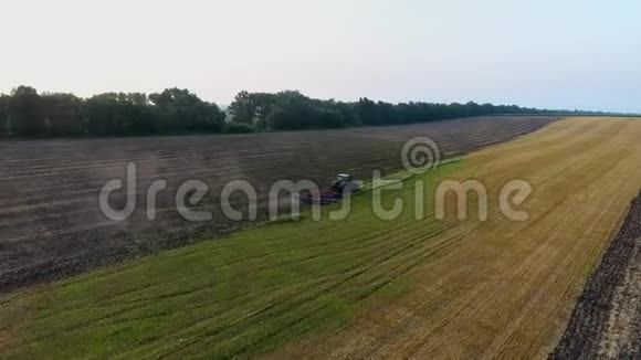 空中农民准备土地耕种农田视频的预览图