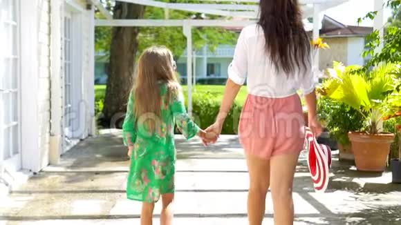 小女孩和妈妈在豪华度假村散步视频的预览图