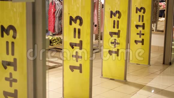 女孩进入商店三大黄色促销标志在商店入口磁门消费主义概念视频的预览图