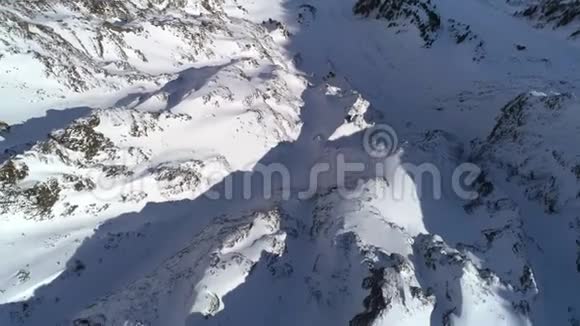 雪山峰航拍视频的预览图