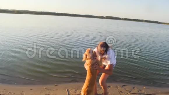 十几岁的女孩把红狗抱在怀里微笑慢动作视频的预览图