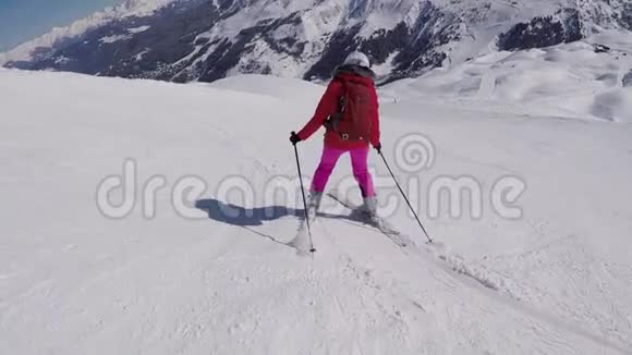 冬季在高山滑雪场从山坡滑雪下来的活动滑雪者视频的预览图