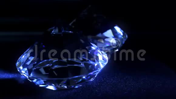 钻石在黑布展示背景上闪闪发光视频的预览图
