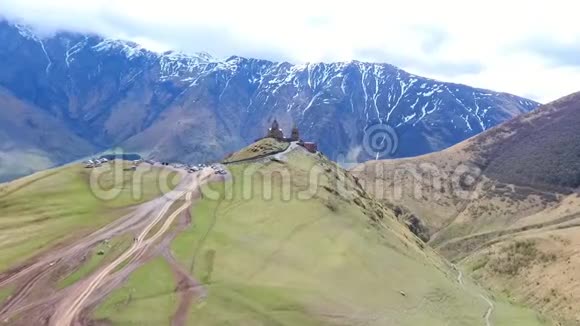 绕着一群徒步旅行者飞过山脉空中视频高加索斯瓦涅提旅游视频的预览图