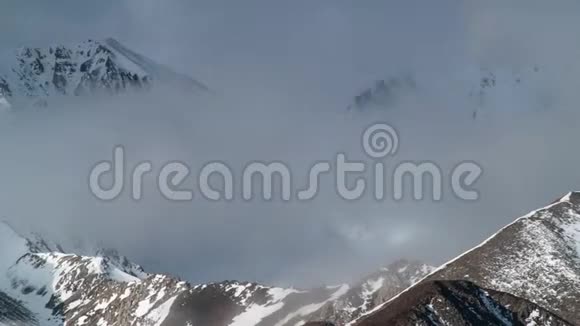 时光流逝冬天的群山在薄雾中覆盖着雪视频的预览图