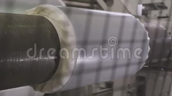 大型金属滚筒上的机风轮胎材料视频的预览图