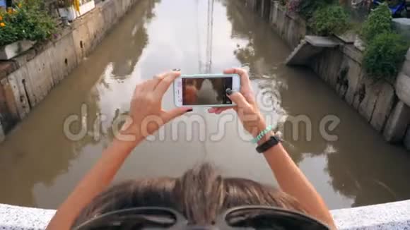 旅游妇女用她的智能手机在曼谷中国城镇的运河河拍照少女独自旅行视频的预览图