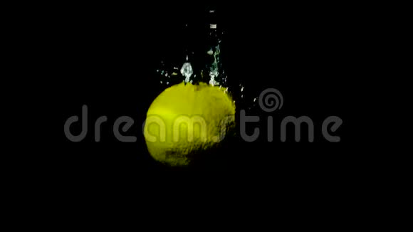 黄色柠檬在黑色背景下倒在水里慢动作视频视频的预览图