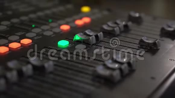 音响音乐调音台控制面板视频的预览图