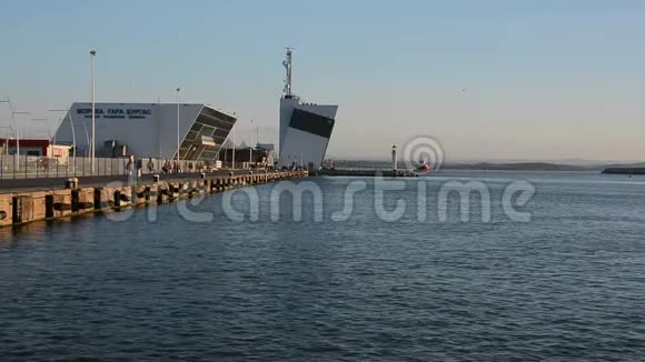 布尔加斯海港客运码头和控制塔视频的预览图