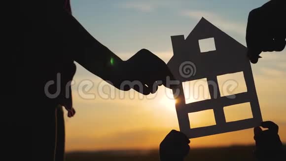幸福生活家庭建设之家团队合作理念爸爸妈妈和儿子手里拿着一个纸房子视频的预览图