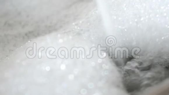 用泡沫将水流入浴缸超高清视频视频的预览图