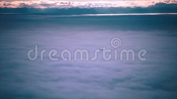 商业客机在云层上方飞行视频的预览图