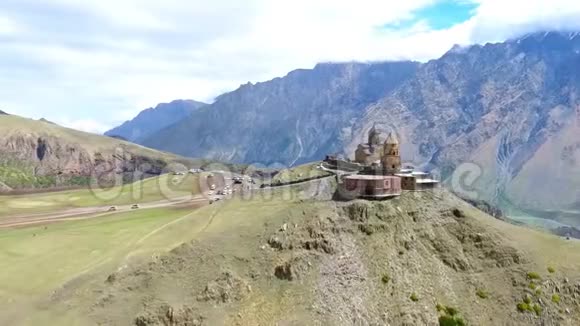 绕着一群徒步旅行者飞过山脉空中视频高加索斯瓦涅提旅游视频的预览图