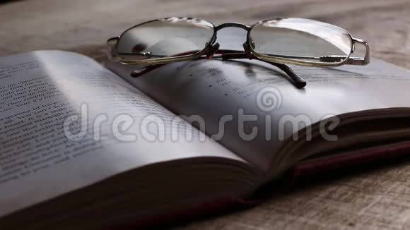 眼镜和一本书视频的预览图
