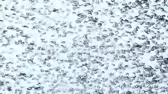 新鲜纯净水中的气泡视频的预览图