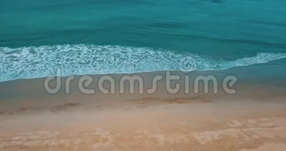 夏日乘搭美丽的泻湖海水和沙滩伴有热带树木视频的预览图