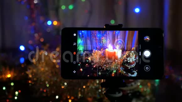 新年的背景在前景一个智能手机上的视频被记录下来视频的预览图