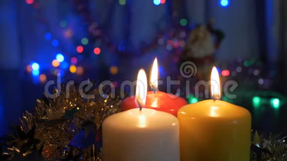 新年蜡烛和圣诞装饰品有彩色灯光的模糊背景视频的预览图