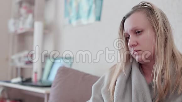 感冒的女人流感喝柠檬的温茶她病了发烧发冷视频的预览图