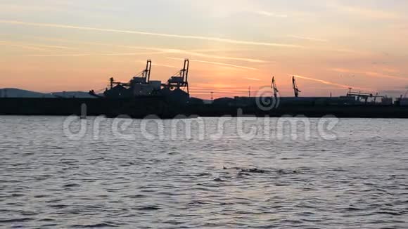 保加利亚黑海工业港口布尔加斯的susnet起重机剪影视频的预览图