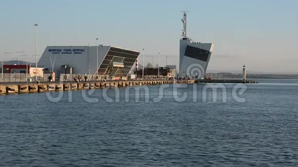 保加利亚布尔加斯海港客运码头和控制塔视频的预览图