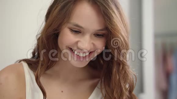 早上开心的女人脸在卧室里微笑的快乐女孩的肖像视频的预览图