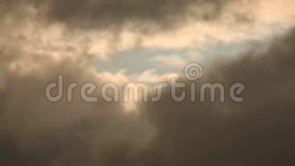 时间流逝蓝天被乌云遮住了气候变化视频的预览图