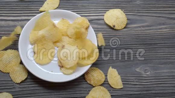 木桌上的土豆片炸脆小吃开胃美味可口但不健康视频的预览图