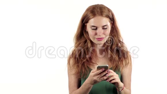 女孩看着手机上的照片白色背景慢动作视频的预览图