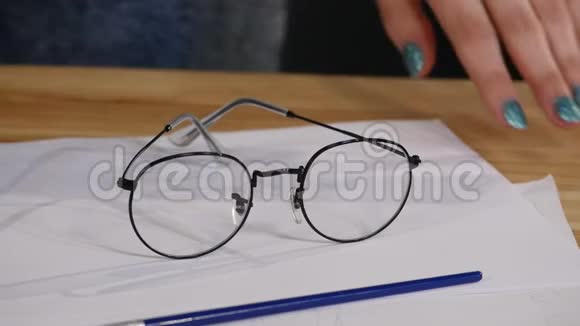 带眼镜的办公桌面视频的预览图