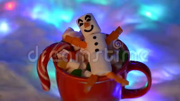 快乐的棉花糖雪人在魔法雪装饰视频的预览图