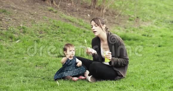 妈妈和女婴一起吹泡泡视频的预览图