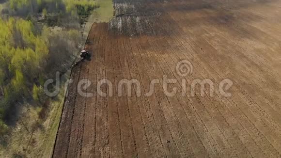 拖拉机耕种土地耕地视频的预览图
