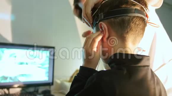 女子视光师在眼科门诊检查青少年的眼睛和大脑视频的预览图