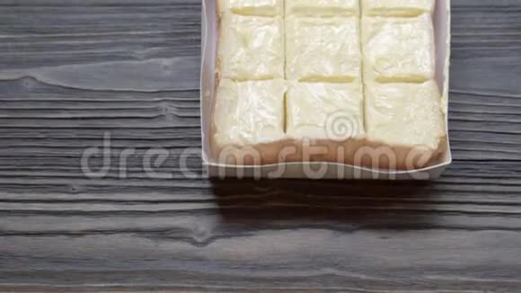 面包在木桌上铺上黄油早餐食品配奶酪乳美味可口视频的预览图