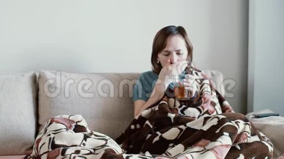 病妇饮草汤那个女人在咳嗽视频的预览图