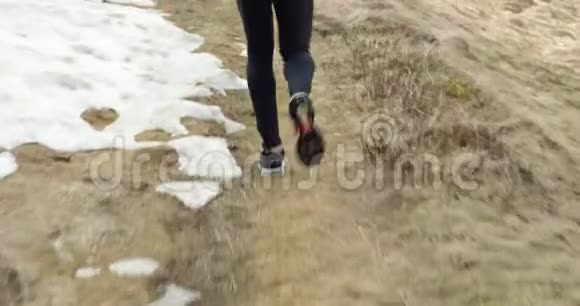 运动员穿过雪道后面跟着腿的细节真人成人田径运动员运动训练视频的预览图