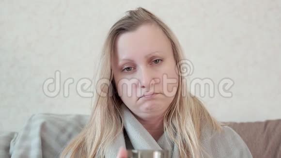 感冒的女人流感喝柠檬的温茶她病了发烧发冷视频的预览图