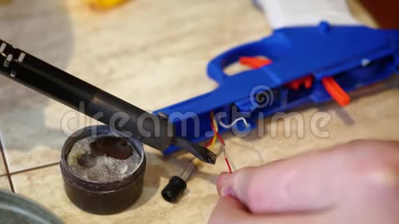 男手特写焊锡2线电器修理锡焊视频的预览图