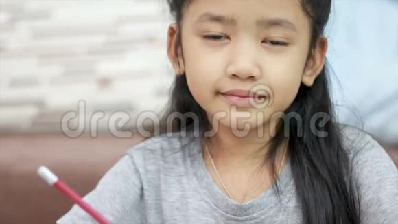 可爱的亚洲小女孩带着幸福微笑着复制空间构图视频的预览图