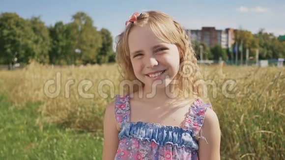 在一个阳光明媚的夏天一个年轻的金发女孩被简单地射杀视频的预览图