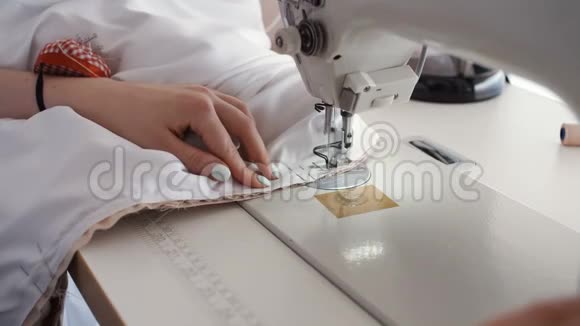 做缝纫机的女人服装设计师视频的预览图